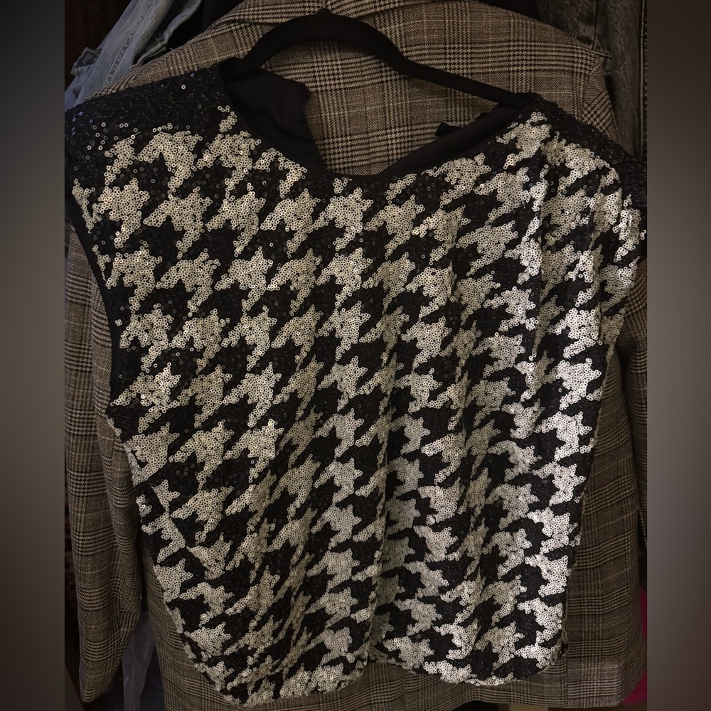 Black and White Sequin Houndstooth Sleeveless Top - Picture 7 of 9
